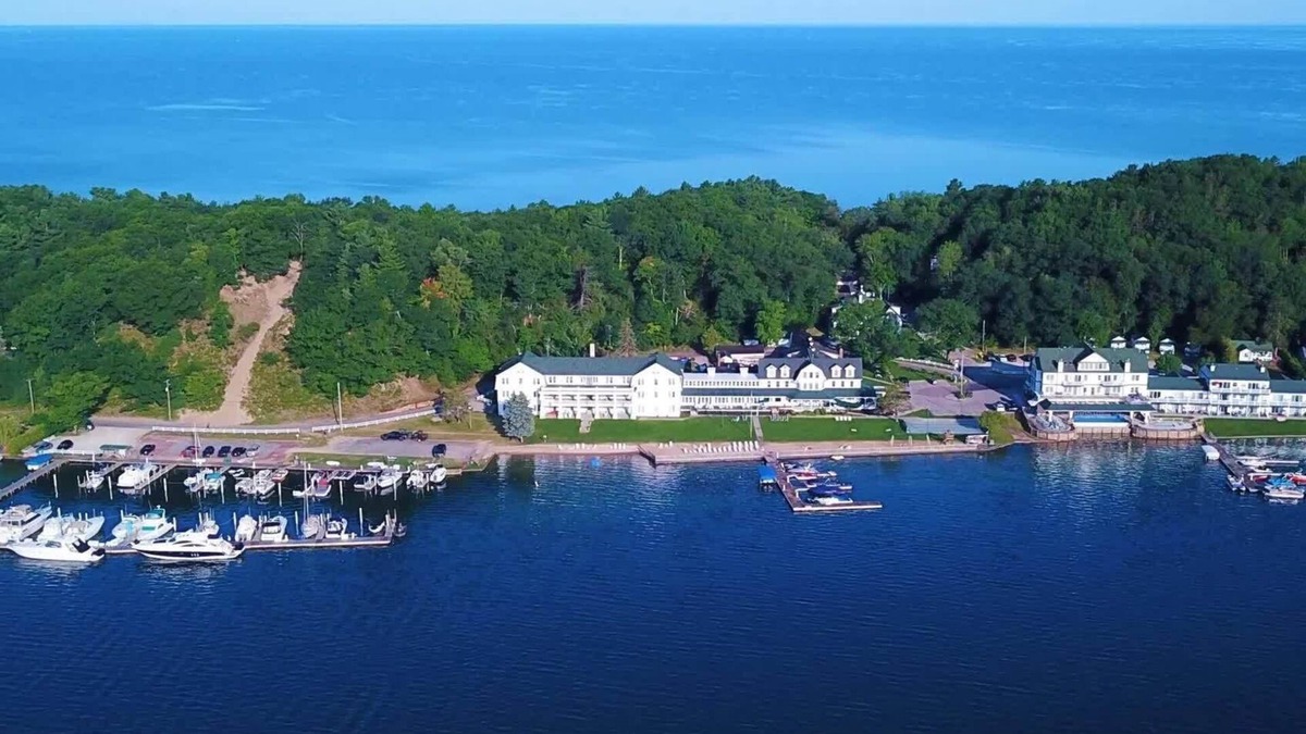 Onekama Apartment | Romantic Hideaway – Stroll to Lake Michigan, HOT TUB OPEN ALL WINTER!