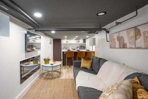 Stamford Apartment | Romantic Hideout 1Bedroom Lower Level