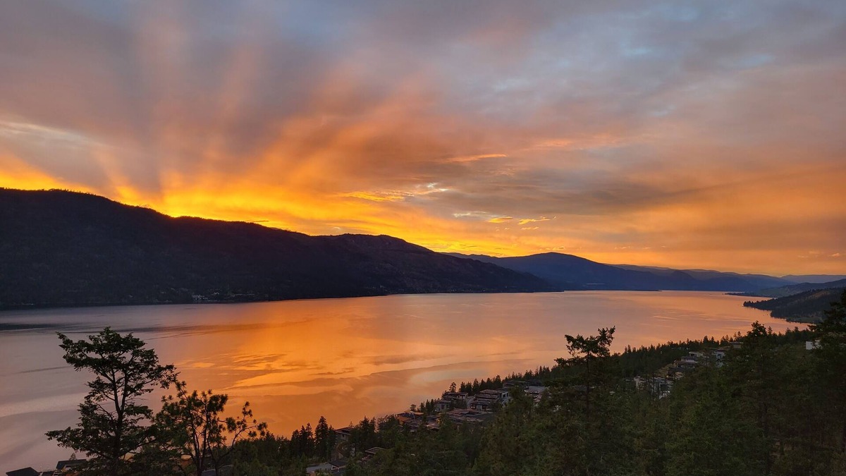 McKinley House | Romantic Lake View in Kelowna