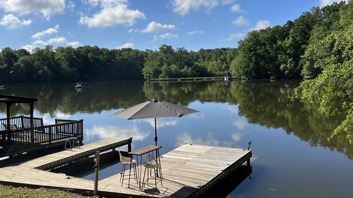 Anderson Cottage | Romantic LAKEFRONT House with Private Dock-Golf Nearby
