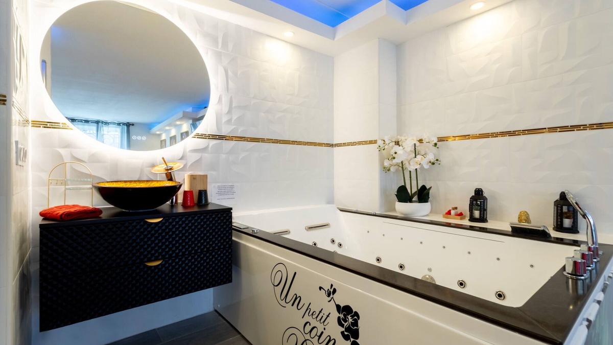 Saint-Assiscle Apartment | Romantic love room - 2-seater Jacuzzi
