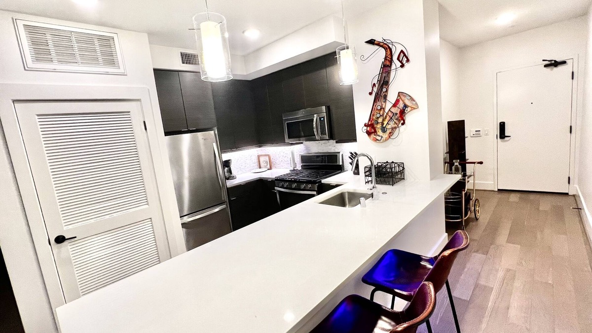 Los Angeles Condo | Romantic Luxury Condo w/Washer & Dryer