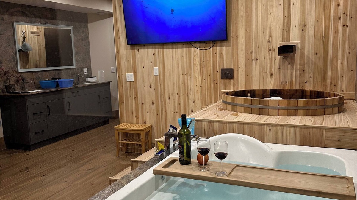 Canmore Bed & Breakfast | Romantic Luxury Retreat w/PRIVATE Sauna & Spa: Steam Shower, Ofuro, FP, pets ok!