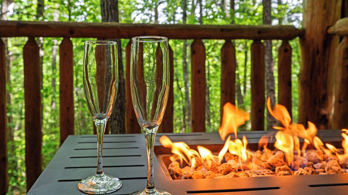 Sevierville Cabin | Romantic Mountain Getaway at Mountain LivInn