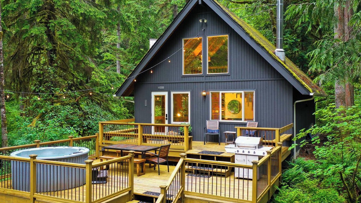 Glacier House | Romantic Mt Baker Cabin with a touch of Rustic Charm! Woodstove, Hot Tub, Pet friendly