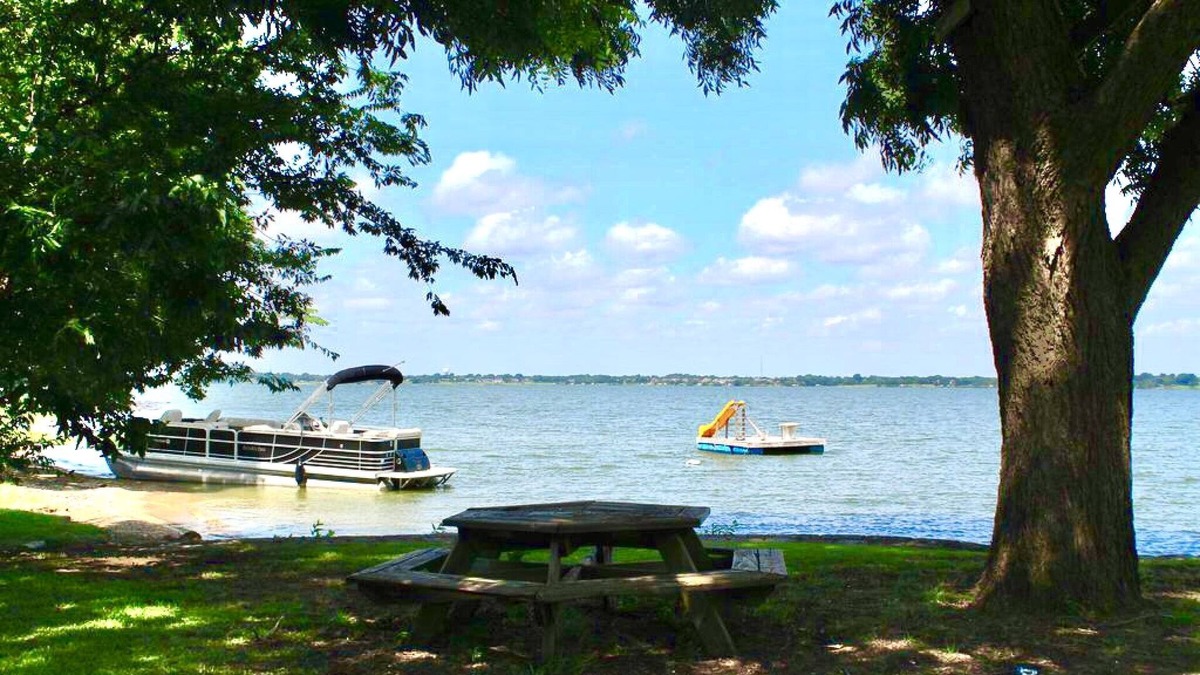 Rockwall House | Romantic Oasis King Size Suite Lakefront