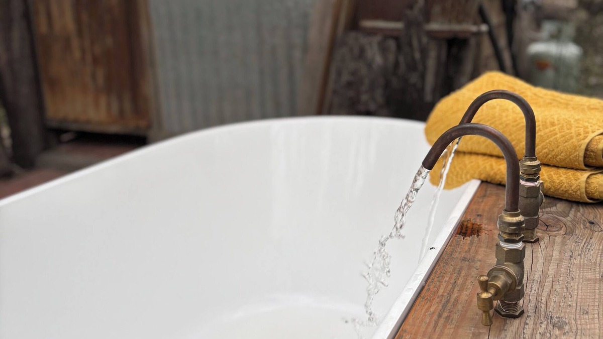 Moama Cabin | Romantic Off Grid Nature Stay for 2 with Outdoor Bath Only 5 minutes from Moama