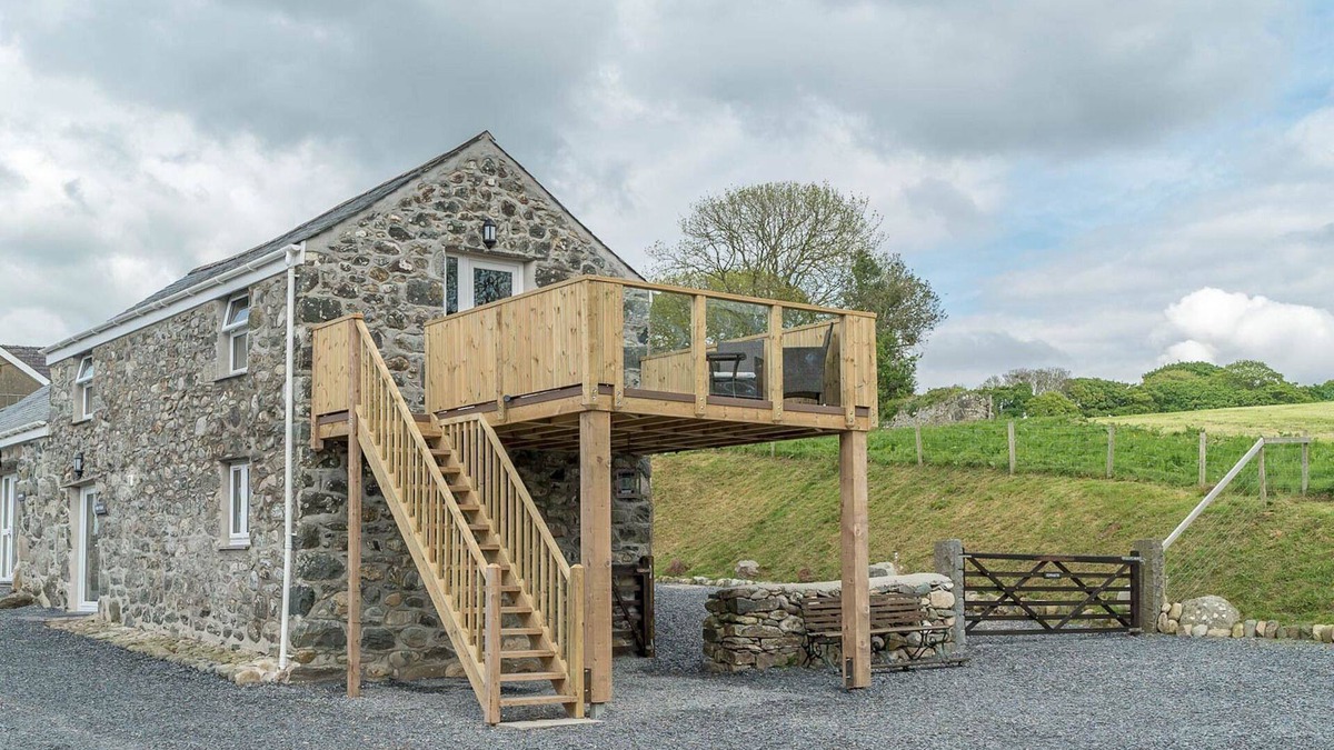Dinas Cottage | Romantic One Bedroom Cottage Walking Distance From The Beach | Felin-Pennarth