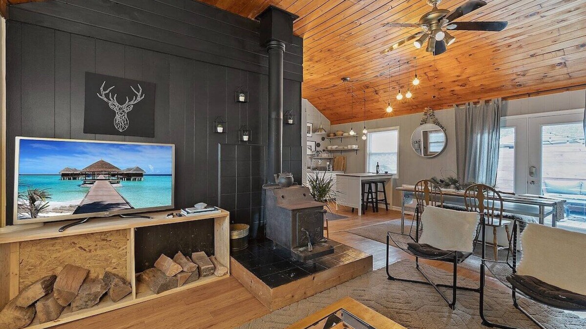 Pocono Pines Cabin | Romantic Pet-Friendly Bungalow in Pocono Pines