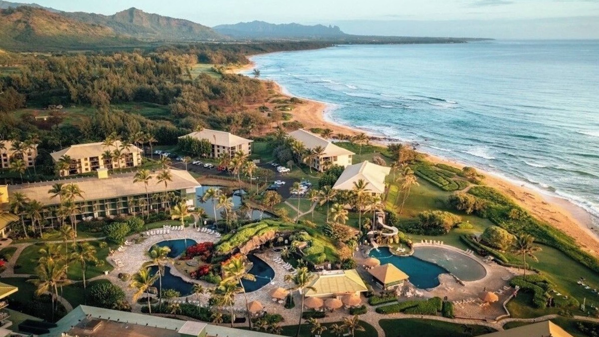 Hanamaulu Resort | Romantic Pool Oceanview Room King Bed at Beachfront 4 Star Resort