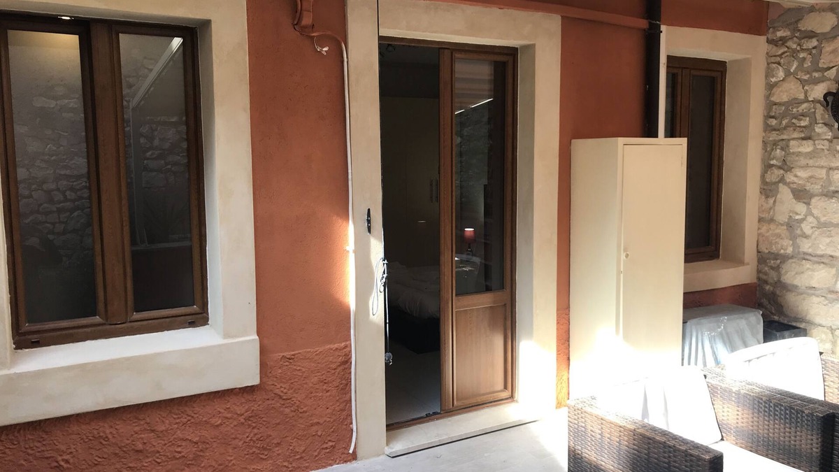 Est Apartment | Romantic, Quiet apartment with private Garden/patio with all amenities