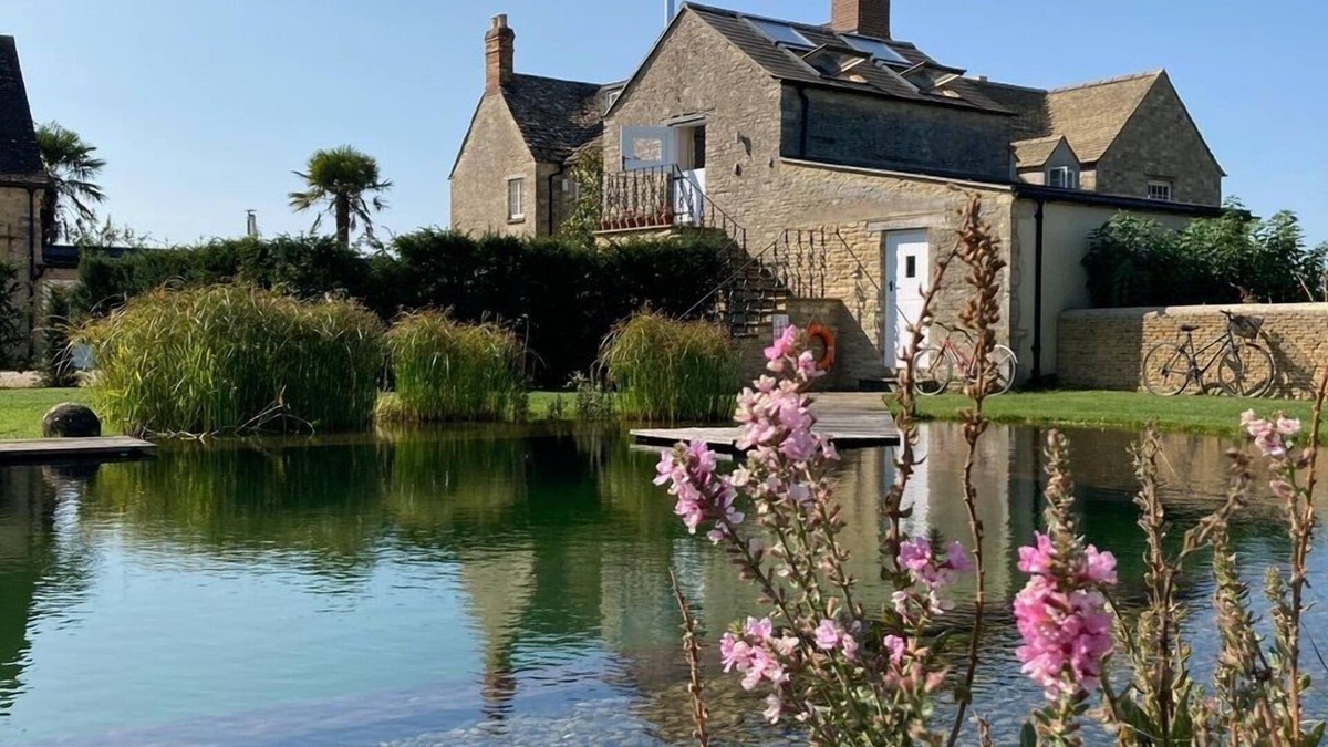 Witney Apartment | Romantic, quirky farm loft conversion with beautiful natural swimming pool