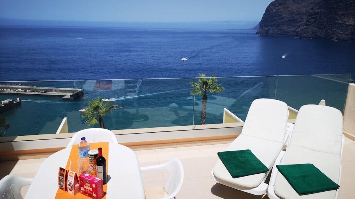 Los Gigantes Apartment | ROMANTIC RETREAT IN PRIME POSITION WITH STUNNING VIEWS TO CLIFFS, MARINA & SEA.