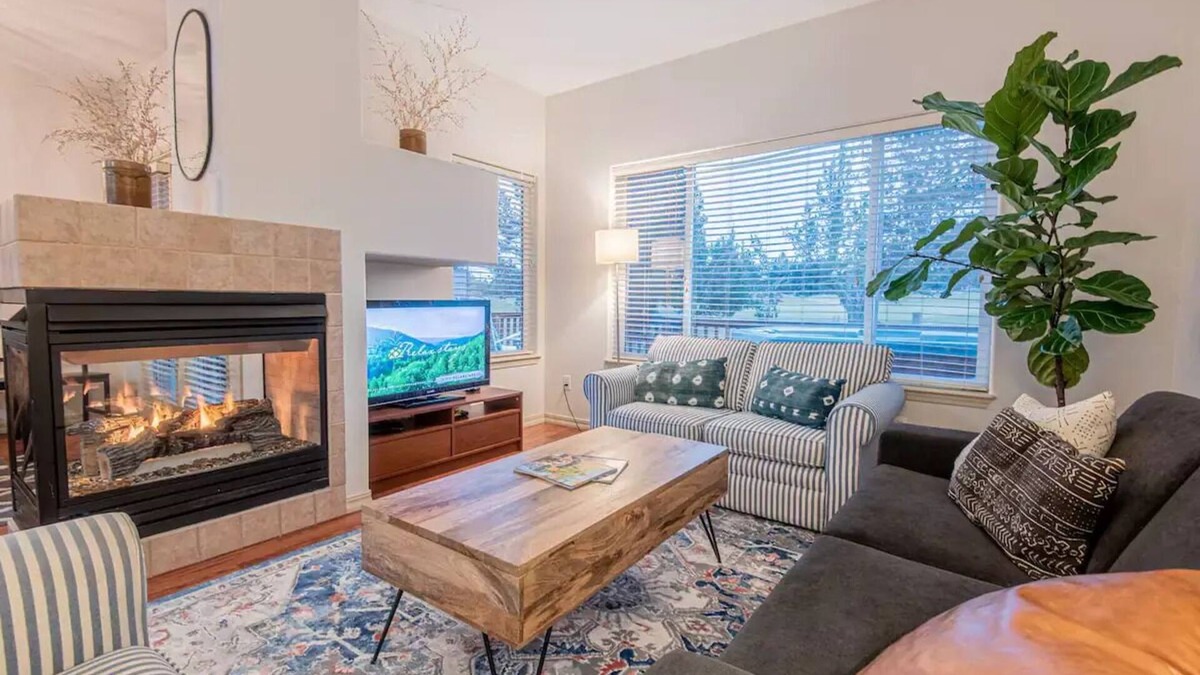 Redmond House | Romantic Resort Home Private Jacuzzi + Plush Robes
