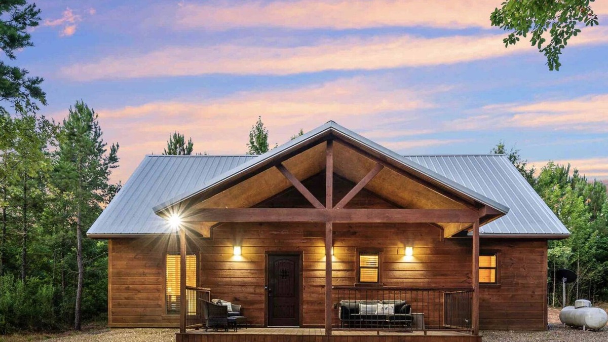 Broken Bow Cabin | Romantic Retreat Hot Tub Fire Pit S’mores & Firewood Incl Dog Friendly