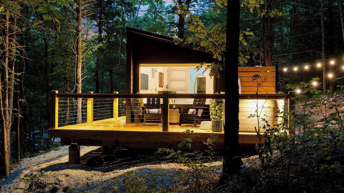 Omaha Cabin | Romantic retreat in the woods with hot tub!