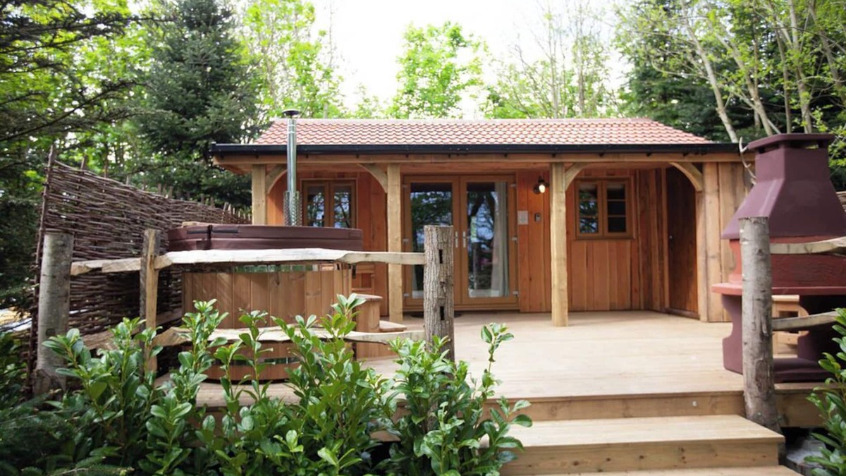 Hythe Cabin | Romantic retreat. Private and peaceful wooded location. nPrivate hot tub.