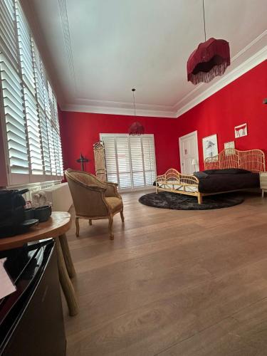 Statenkwartier Hotel | Romantic Rouge Suite - With Round Bath
