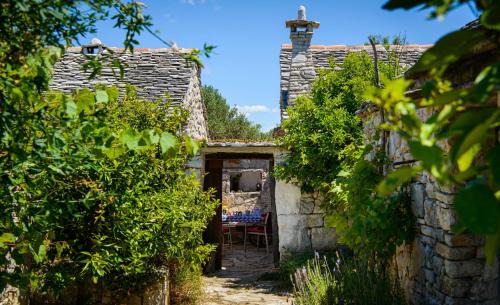 Veliki Drvenik House | Romantic stone house and yard near stunning beach