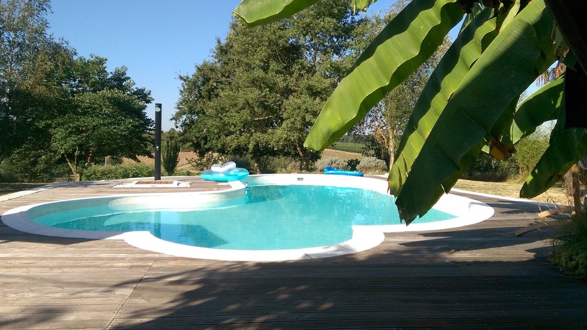 Saint-Sernin Cottage | Romantic Studio gite nestled in the vines and prune trees, own private garden