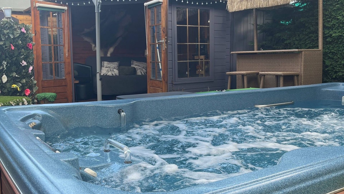 Eastleigh Cabin | Romantic Swiss Cabin Hideaway & Hot Tub Spa Pool