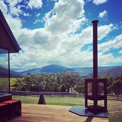 Huon Valley Villa | Romantic Valley Cabin with Outdoor Bath