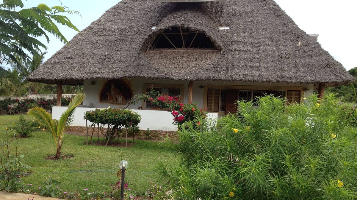 Diani Beach House | Romantic Villa Cheetah in Marula Park with cook 4 min from the beach