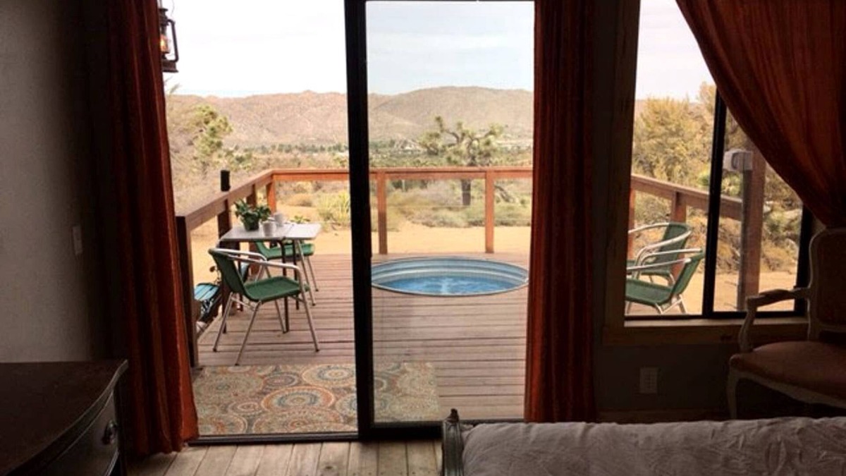 Yucca Valley Cabin | Romantic Yucca Valley Cabin with Hot Tub