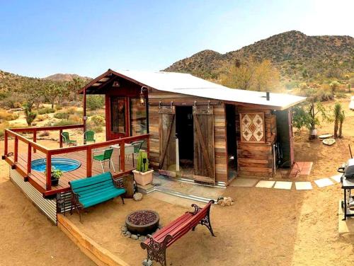 Yucca Valley House | Romantic Yucca Valley Cabin with Hot Tub