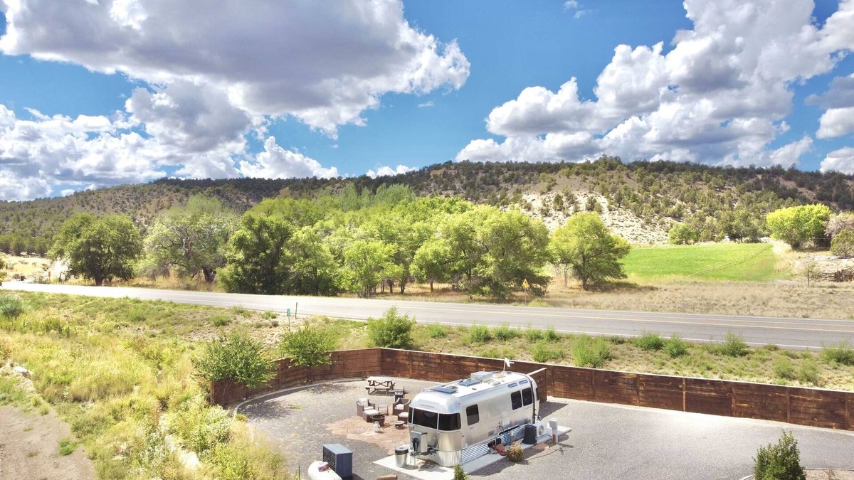 Orderville House | Romantic Zion Airstream #2 | Hot Tub & Stargazing