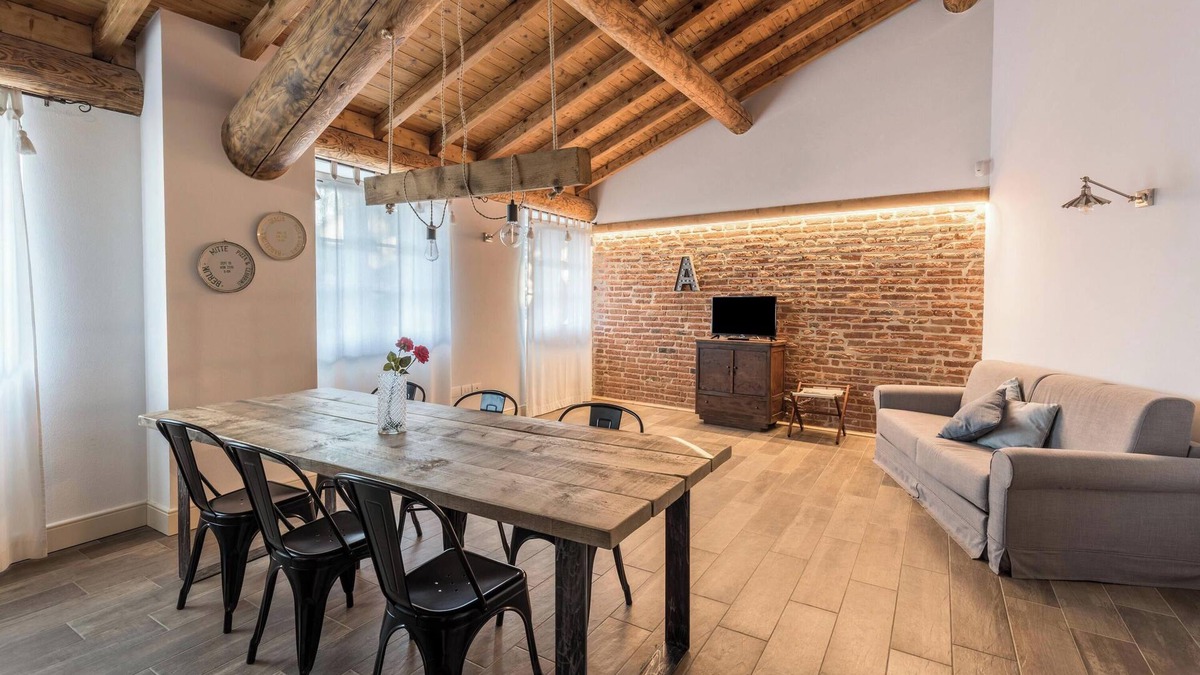 Desenzano del Garda Apartment | Romantically Furnished Holiday Apartment "Acero" with Wi-Fi, Shared Garden & Pool