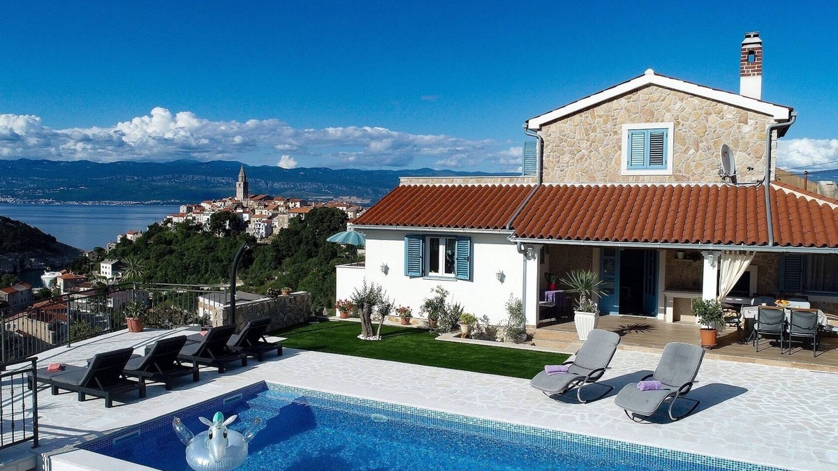 Vrbnik Villa | Romantische Steinvilla mit Pool,fantastische Lage,700 m vom Strand Entfernt