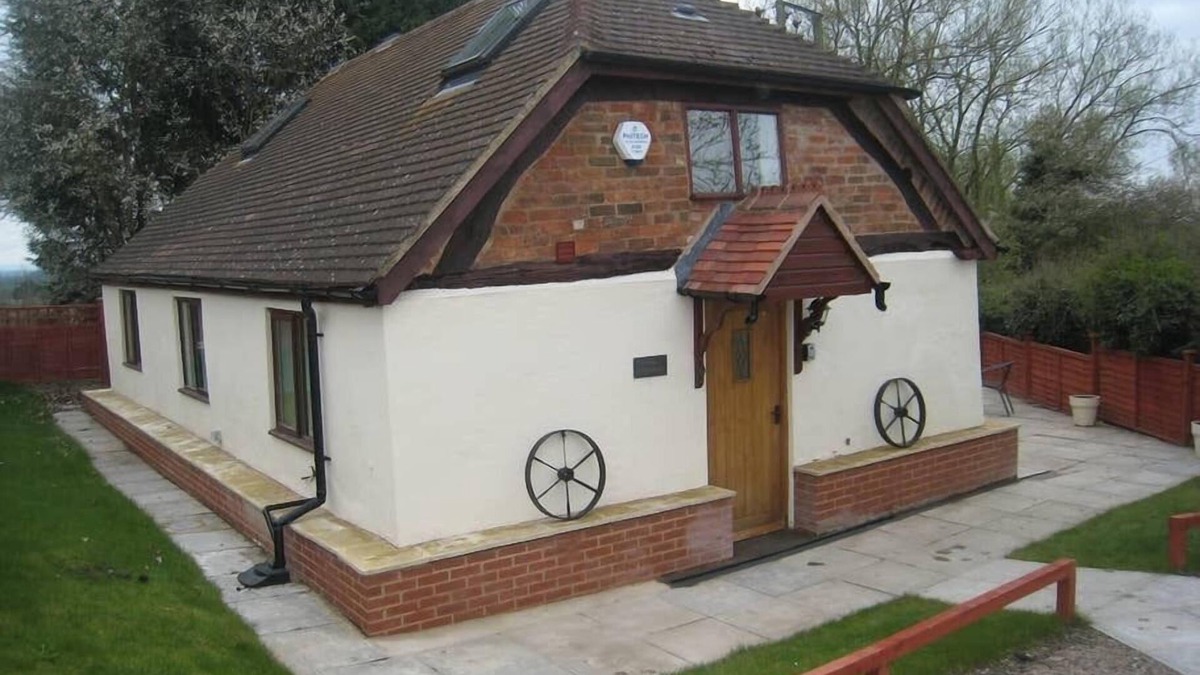 Saintbury Cottage | Romeo Cottage - Sleeps up to 4 - HOT TUB