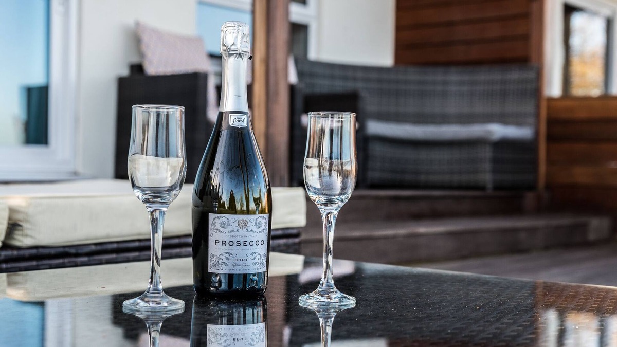 Little Malvern House | Rondene - Luxury Cottage with Covered Hot Tub and Log Burner