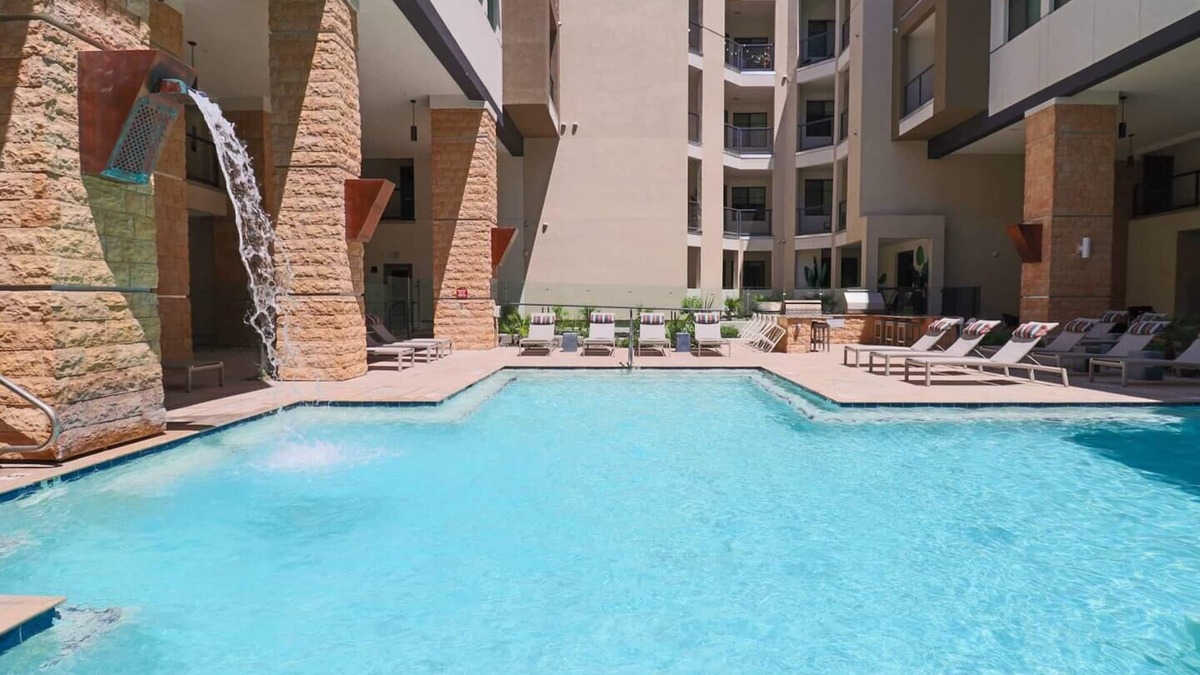 North Scottsdale Condo | Rooftop Access⁂Scottsdale Quarter⁂Pool &Gym access
