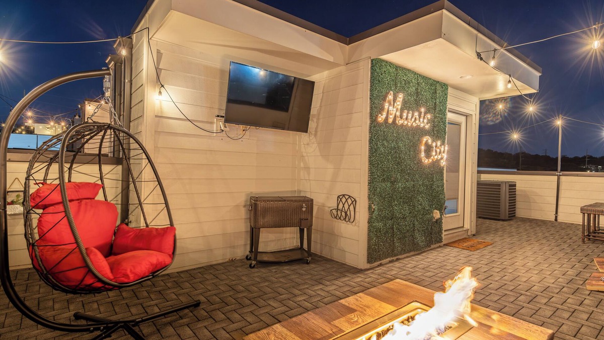 Haynes Area House | Rooftop Bliss︙Karaoke & Games︙Near Broadway