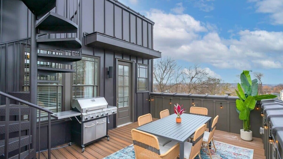 Hadley - Washington House | Rooftop City Views, Garage, Near Bway