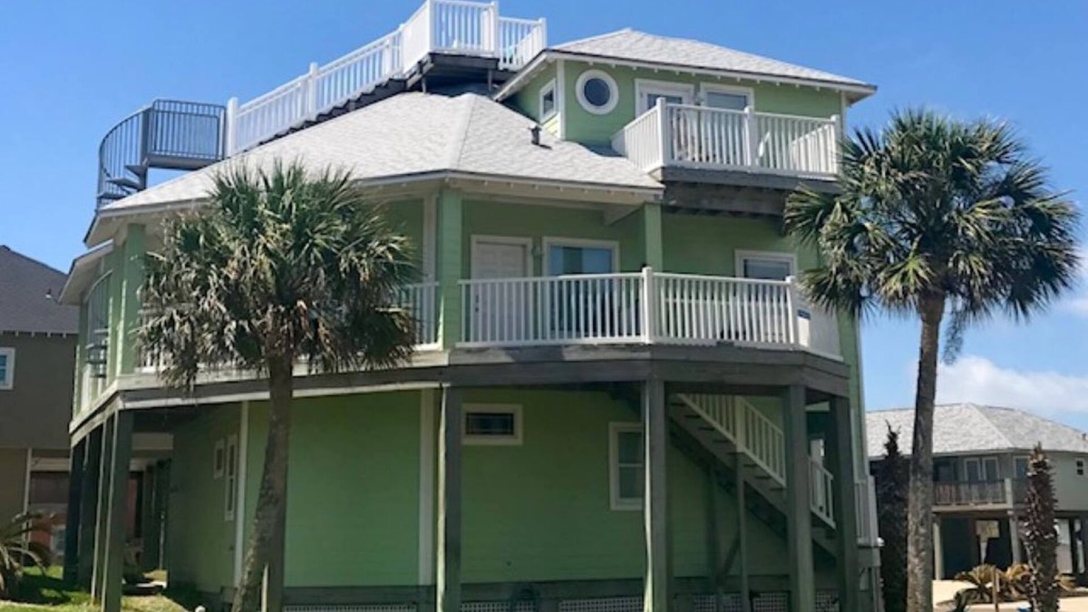 Sand Point House | Rooftop Deck, Views, Beach Walkover, Pet Friendly LOCATION!