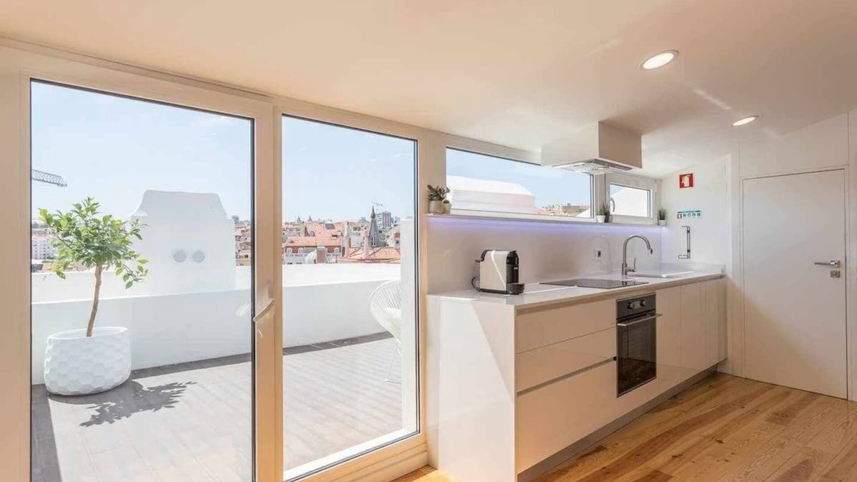 Principe Real Apartment | Rooftop Flat With Terrace & Amazing Sunset Views!