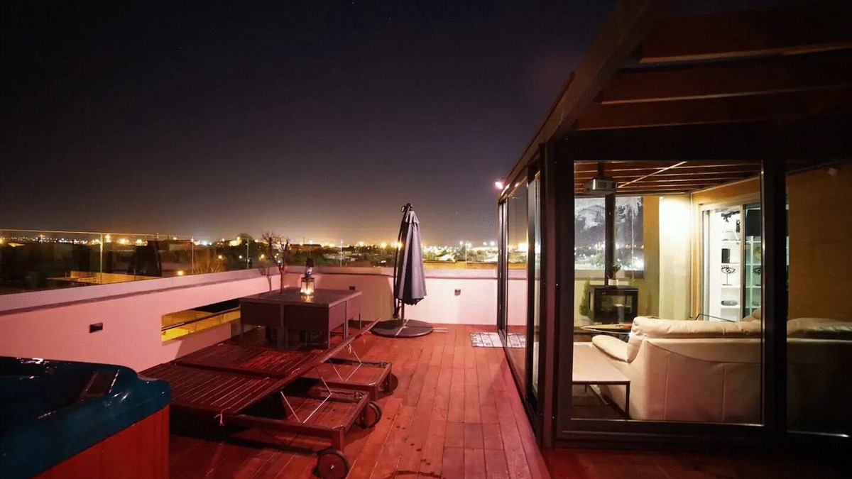 Falca Apartment | Rooftop Pied-à-terre private Sauna & Jacuzzi by BentoBox.