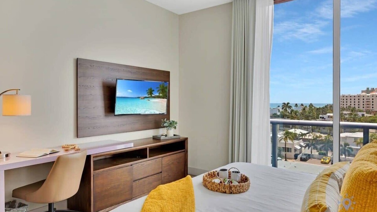 Hollywood Apartment | Rooftop Pool & Hot Tub+ Gym+ Near Beach