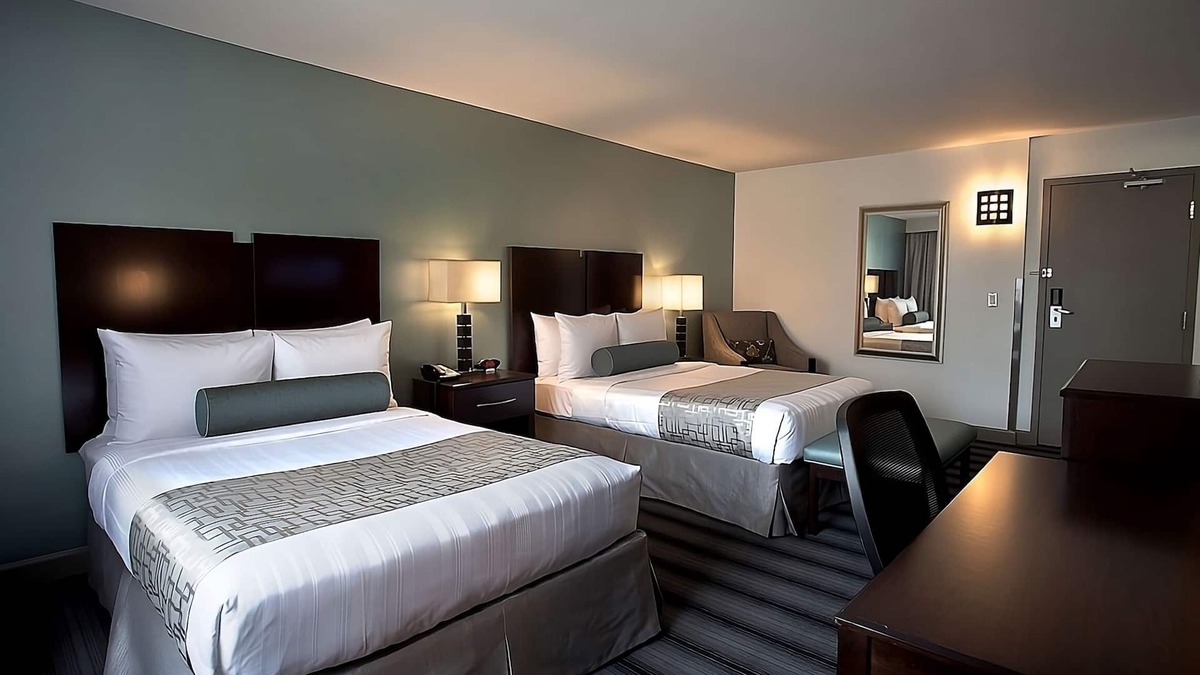 Downtown Chicago Hotel | Rooftop Relaxation w/Pool + Gym | Walk to Millennium Park and Chicago Riverwalk