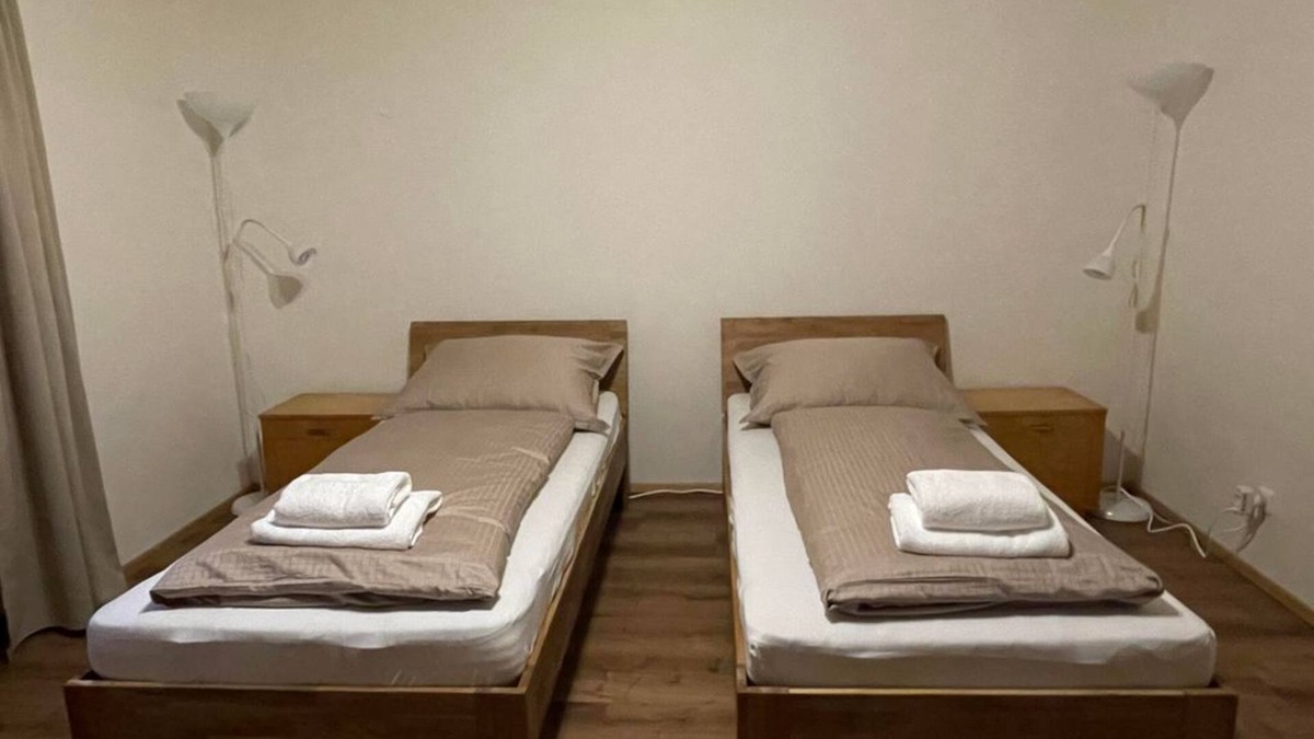 Klosterle Apartment | Room 1 - twin room, shower/toilet on the floor - Haus St. Martin