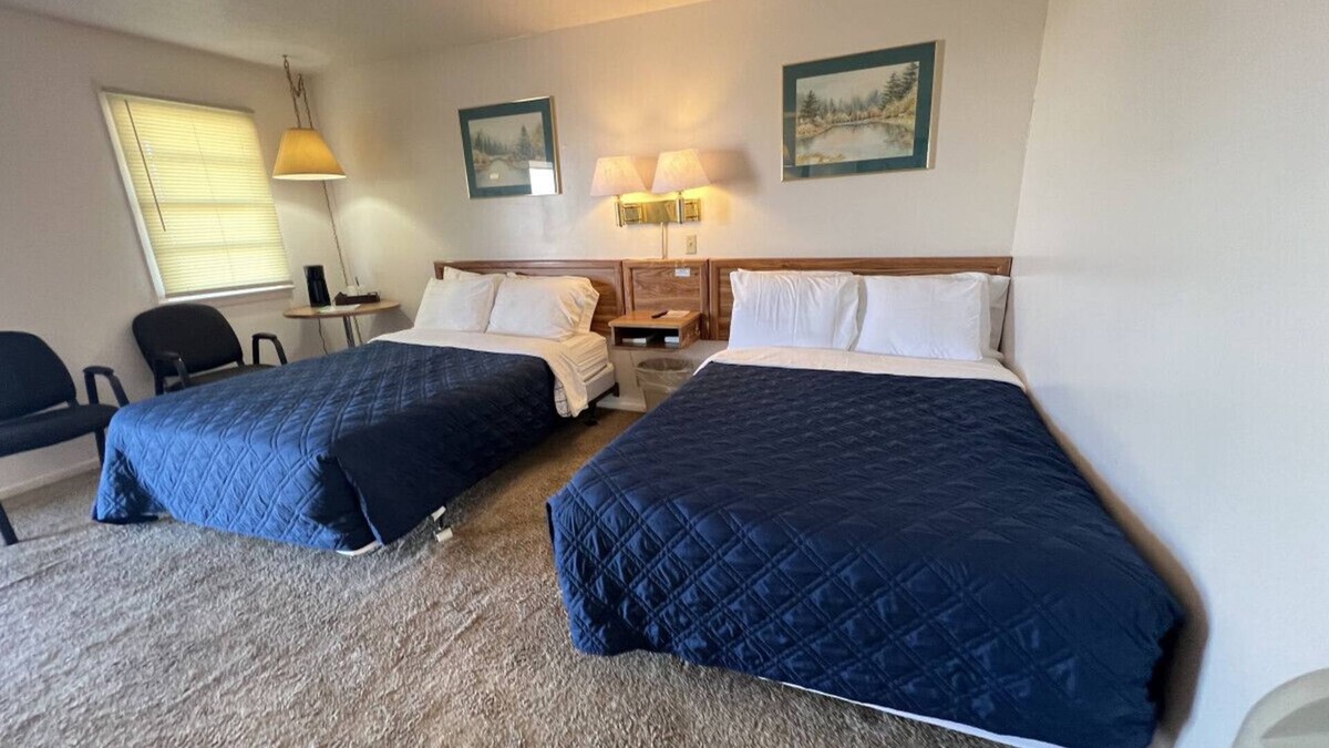 Downs Hotel | Room 104 - Double Full - Sleeps 4 - West Lake Grandvue Inn