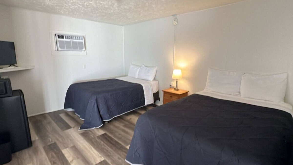 Harper Hotel | Room 24 - Standard Queen - Sleeps 4 - Harper Motel