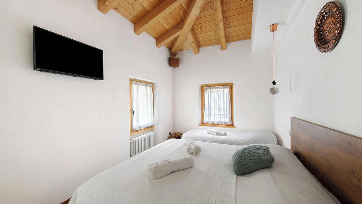 Pieve di Cadore Apartment | Room '3- Nene Lidia' with shared terrace, private garden and Wi-Fi
