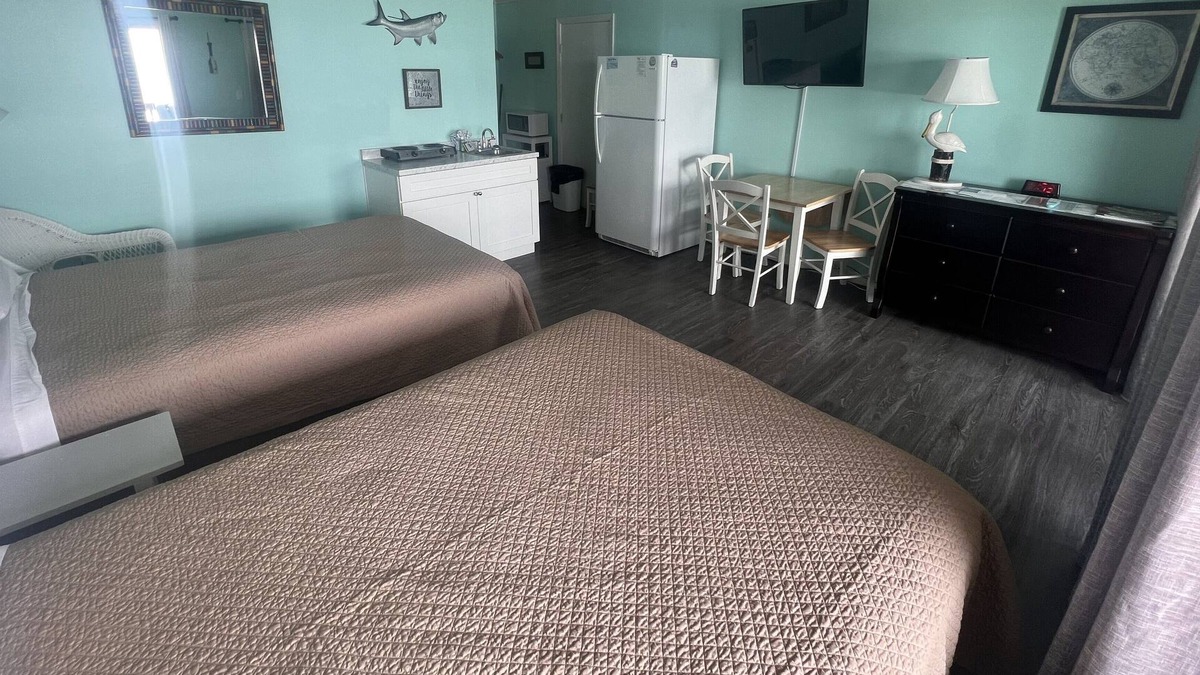 Topsail Beach Hotel | Room #304 Mini Efficiency 2 Double Beds Pets Yes