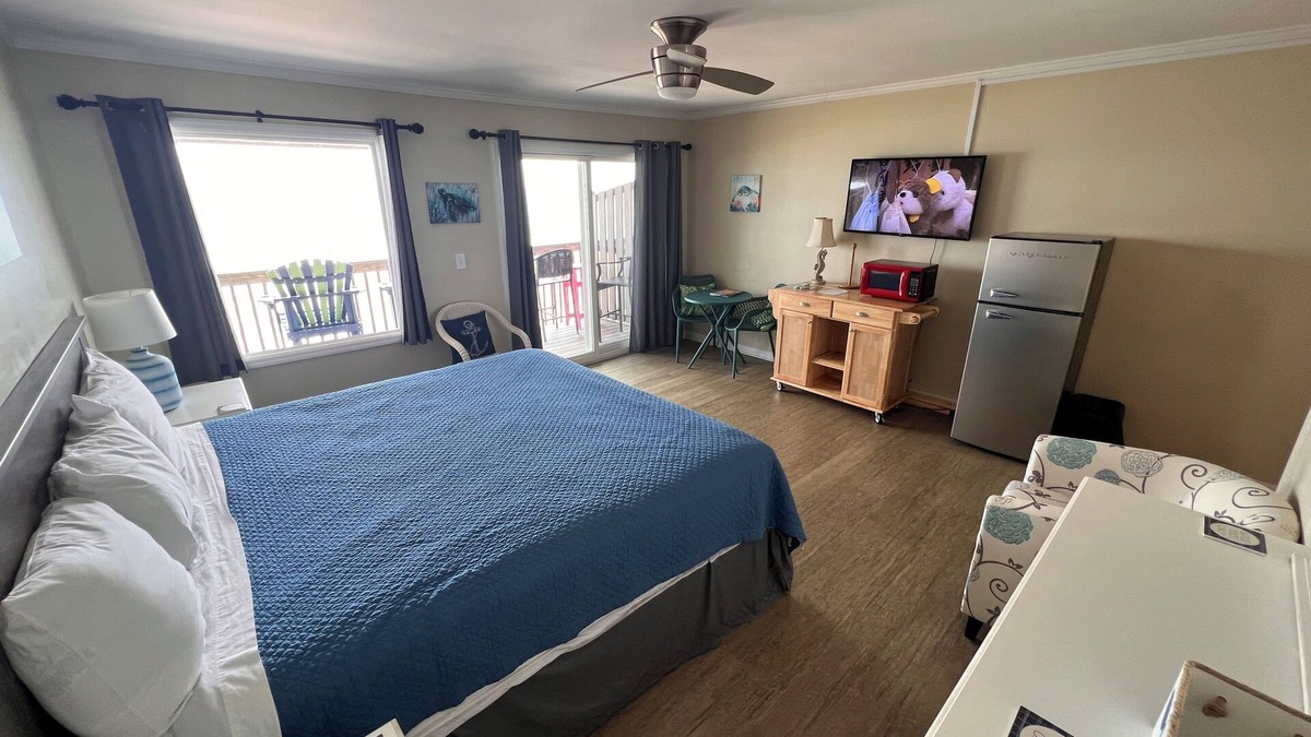 Topsail Beach Hotel | Room #315 Standard 1 King Bed Pets Yes