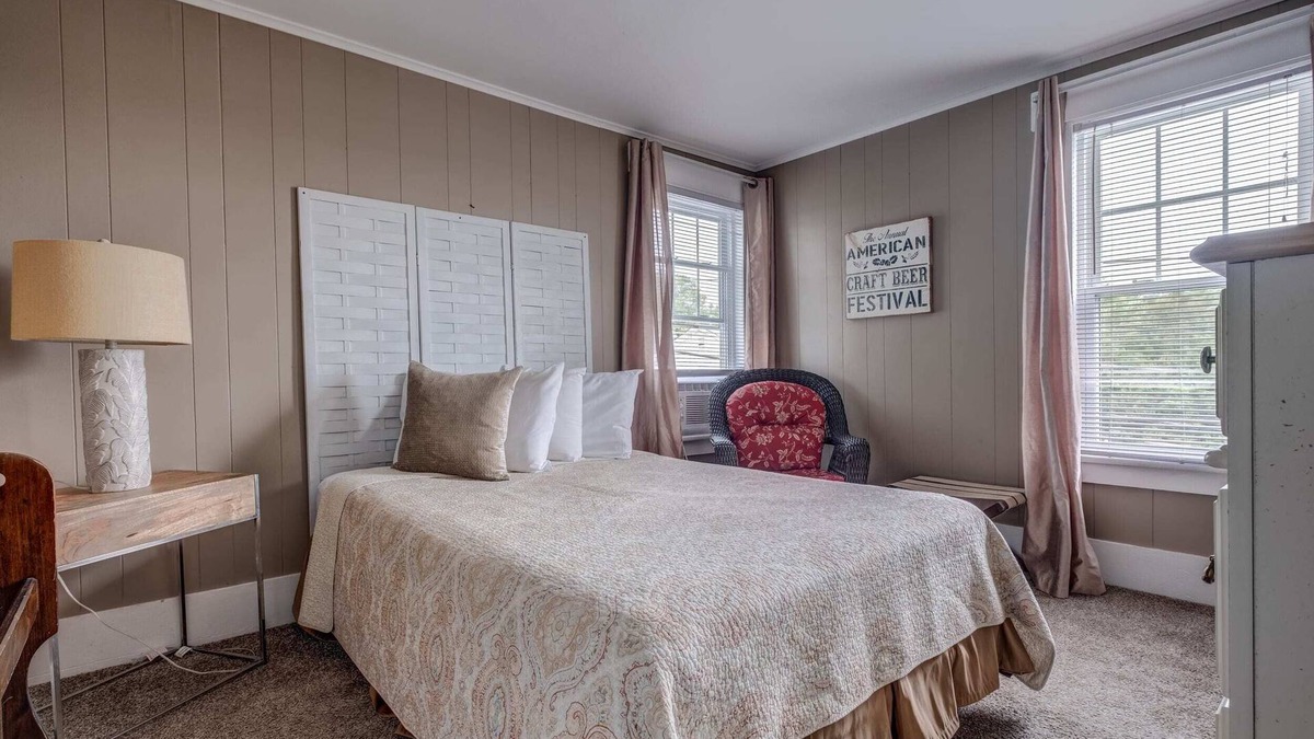 Weirs Beach House | Room 4 (2nd Floor with Shared Bathroom)