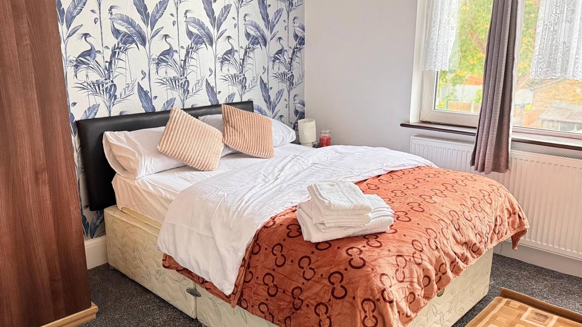 Redbridge House | Room 4: Stylish En-Suite Double Room, Ilford, Great Transport Links to London